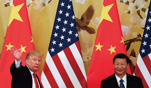 도널드 트럼프 미국 대통령(왼쪽)과 시진핑 중국 국가주석이 지난 11월 9일 베이징 인민대회당에서 공동 기자회견을 갖고 있다. ⓒphoto AP