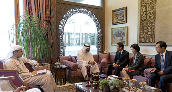 지난 12월 10일 UAE 수도 아부다비의 대통령궁에서 임종석 청와대 대통령 비서실장이 국제총책임자인 무함마드 빈 자이드 알 나흐얀(왼쪽 두 번째) UAE 왕세제와 칼둔 칼리파 알 무바라크(맨 왼쪽) UAE 원자력공사 이사회 의장을 만나고 있다. ⓒphoto 외부제공