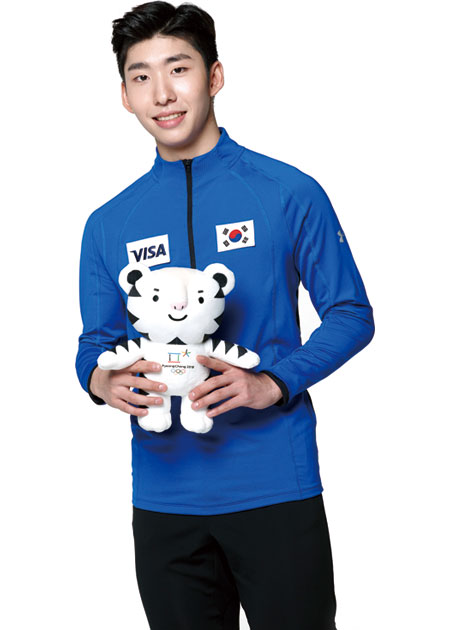 평창 동계올림픽 마스코트인 수호랑 인형을 든 임효준. ⓒphoto VISA KOREA