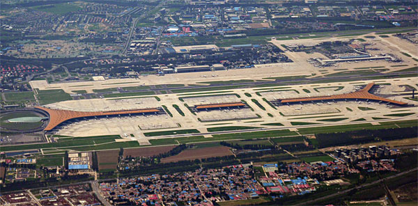 중국 베이징 서우두공항, 3터미널(아래)과 1·2터미널(우측 상단)이 멀찌감치 떨어져 있다. ⓒphoto 구글