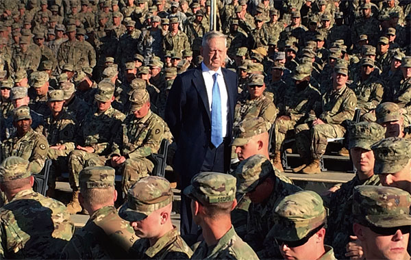 지난 12월 22일 쿠바 관타나모 미군기지를 방문해 병사들과 만나고 있는 제임스 매티스 미국 국방장관. ⓒphoto 뉴시스