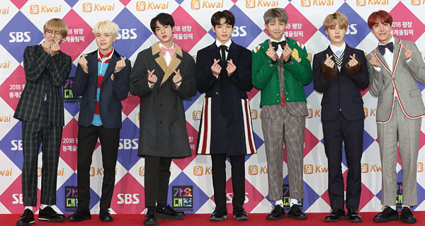 방탄소년단이 ‘2017 SBS 가요대전’ 레드카펫 행사에서 포즈를 취하고 있다. ⓒphoto 연합