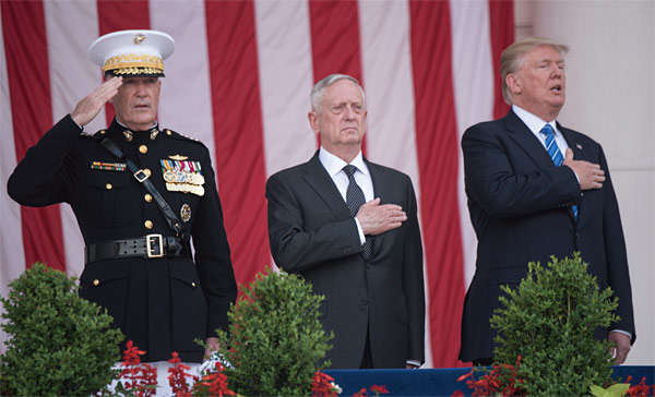 미국 메모리얼데이 행사에서  트럼프 대통령(오른쪽)과 매티스 국방장관(가운데)이 국기에 경례하고 있다. photo 백악관