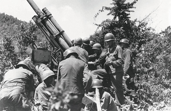 미군이 1950년 7월 15일 금강 인근에서 포사격을 하고 있다. ⓒphoto 미 국방부