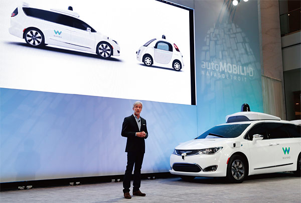 구글이 만든 자율주행차 제작회사 웨이모의 CEO 존 크래프칙이 지난해 1월 디트로이트 모터쇼에서 자체 제작 센서와 레이더를 부착한 자율주행차를 소개하고 있다. ⓒphoto 뉴시스