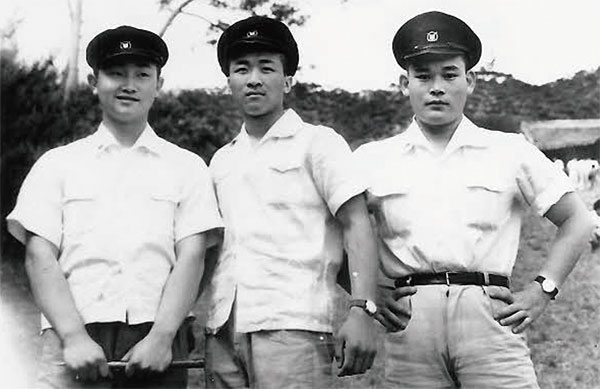 1959년 서울사대부고 2학년 때 친구들과 소풍을 간 이건희(오른쪽). ⓒphoto 조태훈