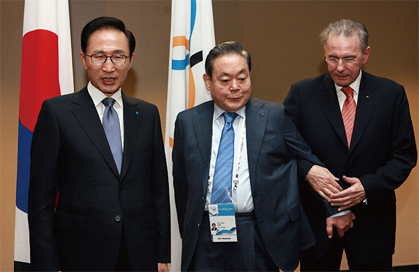 2011년 더반 IOC 총회 직전 당시 이명박 대통령과 자크 로게 IOC 위원장의 회동을 주선한 이건희 IOC 위원. ⓒphoto AP