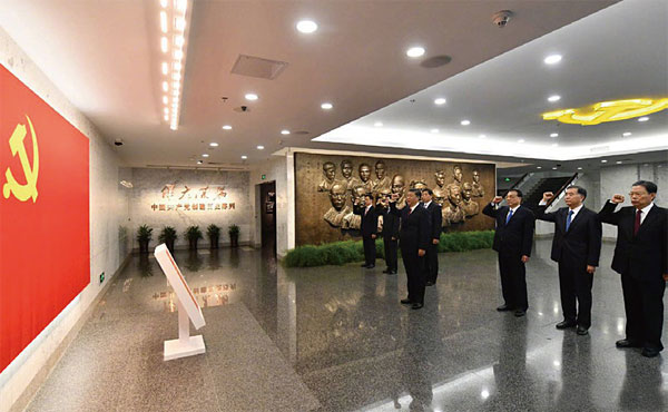 지난해 10월 상하이의 중국공산당 1차 당 대회지를 찾은 정치국 상무위원들. ⓒphoto 신화