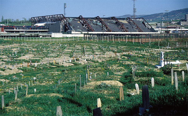 1984년 사라예보 동계올림픽의 스포츠단지가 내전 희생자들의 묘지로 변한 모습. ⓒphoto 위키피디아