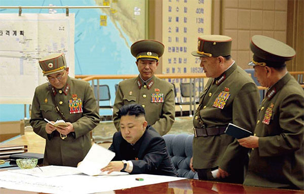 김정은이 북한 군장성들에게 탄도미사일 시험 발사를 지시하고 있는 모습. ⓒphoto KCNA