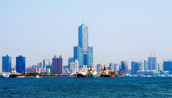 대만 최대 항구도시 가오슝의 가오슝항과 85빌딩(가운데).
