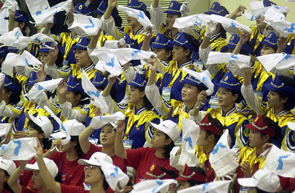 2002부산아시안게임에 참가한 북한여성응원단이 역도경기장에서 한반도기를 흔들며 응원하고 있다. ⓒphoto 조선일보DB