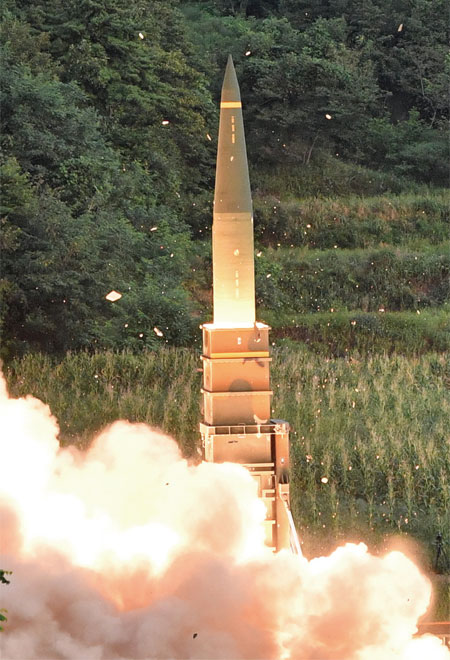‘킬체인’의 핵심전력인 육군 현무-2 미사일 발사 장면.
