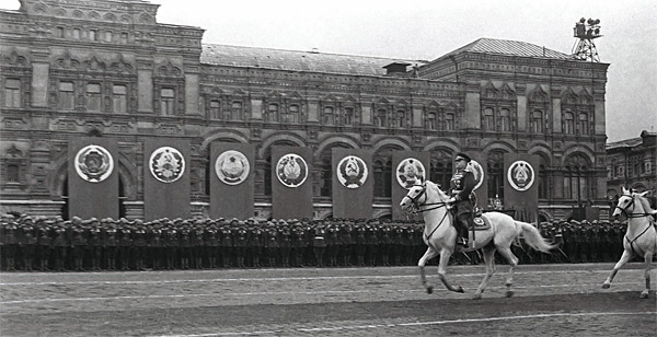 2차대전 직후 소련이 개최한 전승기념 열병식. 기병 출신인 주코프 장군이 하얀 종마를 타고 제병부대를 사열하고 있다. ⓒphoto publicdomain