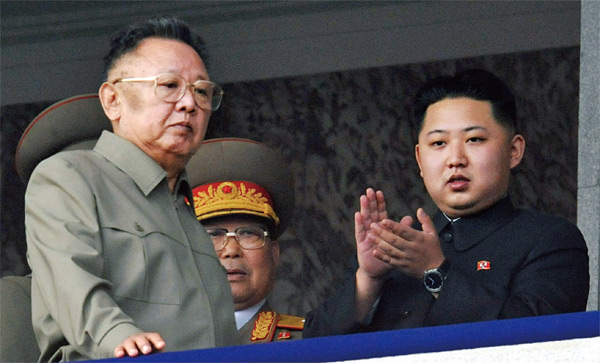 김정은 후계구도가 확인된 2010년 10월 열병식에서 김정은이 박수를 치고 있다. ⓒphoto AP