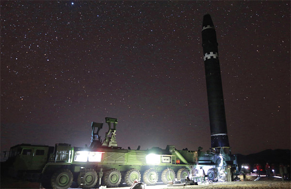 지난해 11월 발사에 성공한 북한 최대의 ICBM인 화성15형. ⓒphoto AP