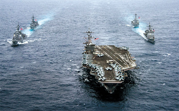 지난해 4월 미국 핵추진 항공모함 칼빈슨호 전단이 일본 자위대 소속 구축함들과 동해서 합동훈련을 벌이고 있다. ⓒphoto AP