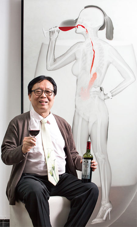 엑스레이 아트 ‘와인을 마시는 여성’ 앞에서. 40장을 찍어 합성했다. 매고 있는 넥타이도 그의 작품이다. ⓒphoto 한준호 영상미디어 차장대우