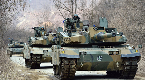 한국군 최신예 K-2 흑표 전차. 파워팩 개발 논란은 한국군 무기도입사에 교훈적 사례로 꼽힌다.