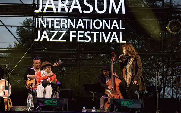 한국 1세대 재즈보컬리스트 박성연과 말로(오른쪽)가 함께 무대에 섰다. 지난해 10월에 열린 자라섬재즈페스티벌에서다. ⓒphoto 자라섬재즈페스티벌