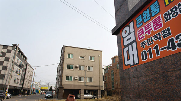 지난 2월 21일 전북 군산시 오식도동의 원룸 건물에 ‘임대’ 광고가 붙어 있다.