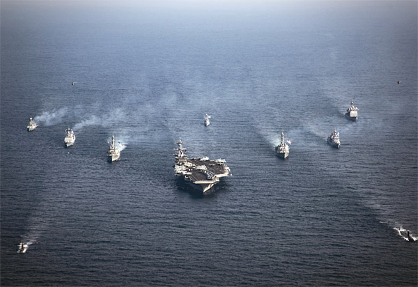 미 해군 항모 칼빈슨호가 동해에서 한국 해군함정들과 독수리 훈련을 실시하고 있다. ⓒphoto 미 해군