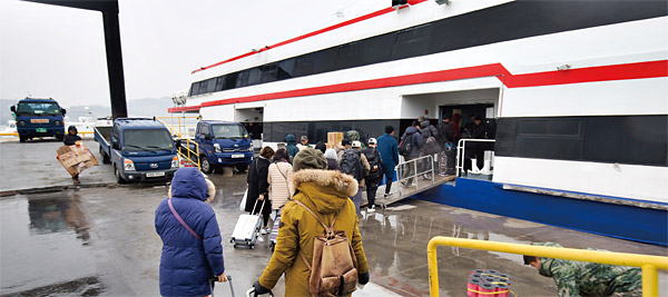 지난 2월 28일 인천 옹진군 대연평도에서 주민들이 인천행 배에 오르고 있다. ⓒphoto 한준호 영상미디어 기자