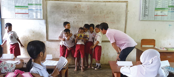 정덕영씨는 인도네시아 부퉁섬 바우바우시의 소라올리오 부기두아초등학교 4학년 아이들에게 한글을 가르친다. 아이들이 ‘고향의 봄’ 노래를 연습하는 모습. ⓒphoto 정덕영