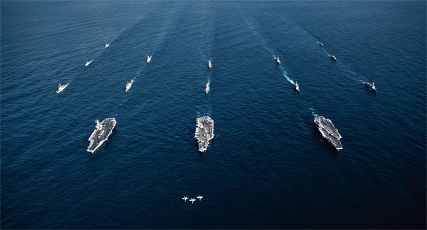 미국 항공모함 3척과 한국 함정들이 지난해 11월 동해에서 연합훈련을 실시하고 있다. ⓒphoto 미 해군