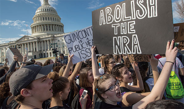 지난 2월 21일 워싱턴 국회의사당 앞에서 젊은이들이 ‘전미총기협회를 해산시켜라’고 쓴 팻말을 들고 시위를 벌이고 있다. ⓒphoto AP