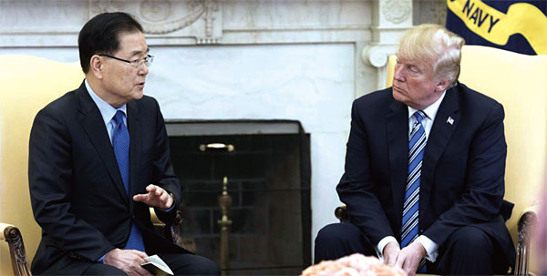 정의용 청와대 국가안보실장(왼쪽)이 지난 3월 8일 미국 워싱턴 백악관에서 트럼프 대통령에게 북한 방문 결과를 설명하고 있다. ⓒphoto 뉴시스