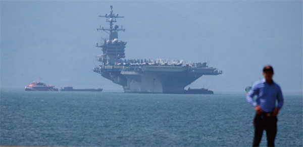 지난 3월 5일 베트남 다낭에 입항한 미국 항공모함 USS 칼빈슨. ⓒphoto 뉴시스