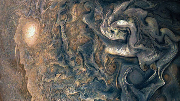 목성 탐사선 ‘주노’가 찍어 보낸 목성의 북극. 거대한 기체가 소용돌이 치고 있다. ⓒphoto NASA