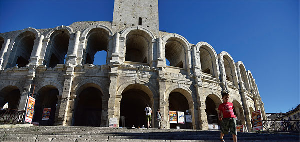 고대 로마시대의 거대한 원형경기장이 아를 시내 한복판에 웅장한 위용을 드러내고 있다.
