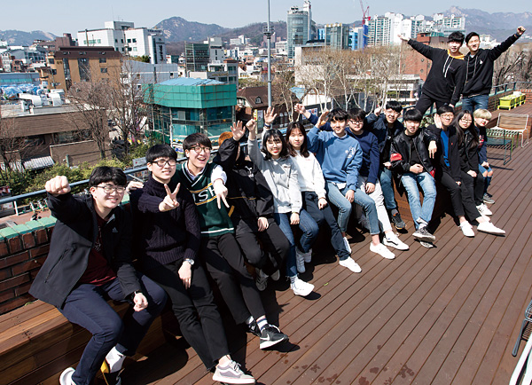 ‘거꾸로캠퍼스’의 학생들이 서울 종로구 혜화동 ‘공공일호’ 건물에 있는 캠퍼스 옥상에 모였다. ⓒphoto 임영근 영상미디어 기자