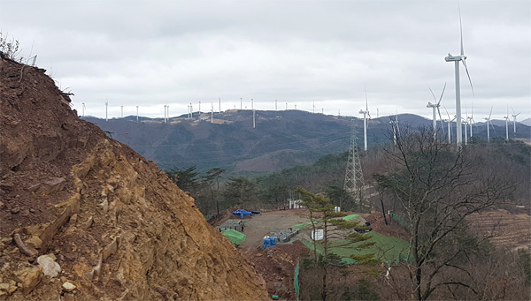 지난 3월 15일 경북 영양군 양구리풍력발전단지에 산 능선을 따라 풍력발전기들이 늘어서 있는 모습. A업체는 이 근처에서 사업을 진행할 계획이었지만 대구지방환경청의 부동의로 실패했다. ⓒphoto 김효인 조선일보 기자