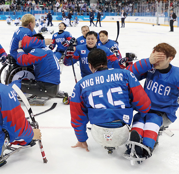 2018 평창 동계패럴림픽에서 동메달을 획득한 아이스하키 대표팀. ⓒphoto 연합