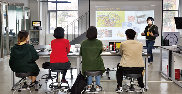 지난 3월 20일 건국대 학생들이 스마트팩토리에서 디지털피아노 만들기 수업을 듣고 있다. ⓒphoto 한준호 영상미디어 기자