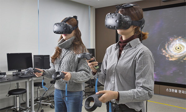 스마트팩토리에서 학생들이 VR기기를 착용하고 VR을 즐기고 있다. ⓒphoto 한준호 영상미디어 기자