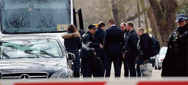 영국과 러시아는 세르게이 스크리팔 사건 이후 런던과 모스크바의 외교관 23명을 서로 추방하는 등 갈등을 빚고 있다. 지난 3월 20일 런던 러시아대사관에서 수트케이스를 든 사람들이 버스로 옮겨 타고 있다. ⓒphoto APㆍ뉴시스