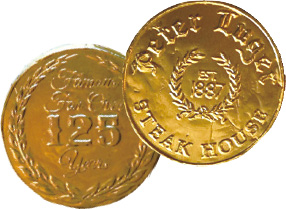 피터루거에서 손님들에게 공짜로 주는 황금색 동전 모양의 초콜릿. 현찰만 받는 데 대한 답례라고 한다.
