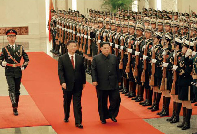 방중 기간 시진핑 주석(왼쪽)과 함께 의장대를 사열하는 김정은. ⓒphoto 뉴시스