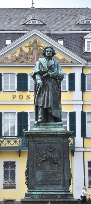 독일 본의 뮌스터 광장에 서 있는 베토벤 동상.