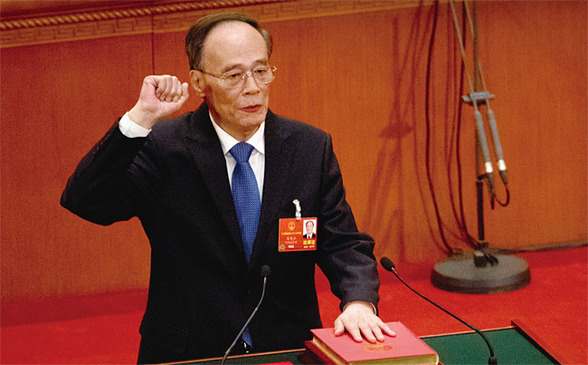 지난 3월 17일 베이징 인민대회당에서 열린 중국 전국인민대표대회에서 국가부주석으로 선출된 왕치산이 취임 선서를 하고 있다. ⓒphoto 뉴시스