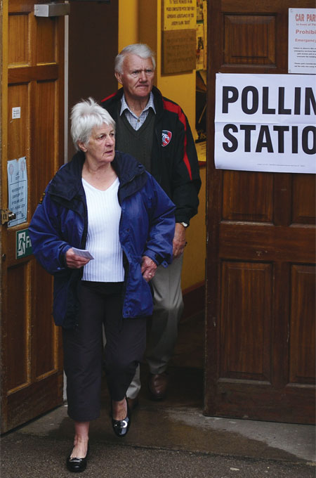 지난 2010년 총선 당시 투표를 하고 나오는 런던 시민들. ⓒphoto 뉴시스