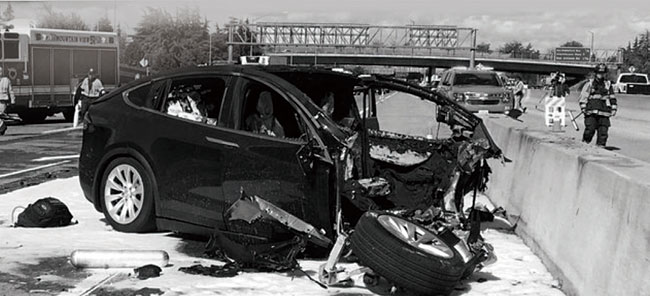 지난 3월 23일 미국 캘리포니아주 마운틴뷰 인근 101번 고속도로에서 사고가 난 테슬라의 ‘모델X’ 차량. ⓒphoto 뉴시스