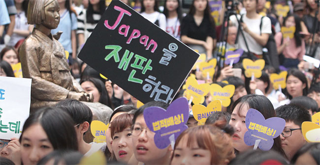지난해 8월 서울 종로구 일본대사관 앞에서 열린 위안부 피해자 기림일 수요집회에 참석한 청년들. ⓒphoto 이재승 조선일보 기자
