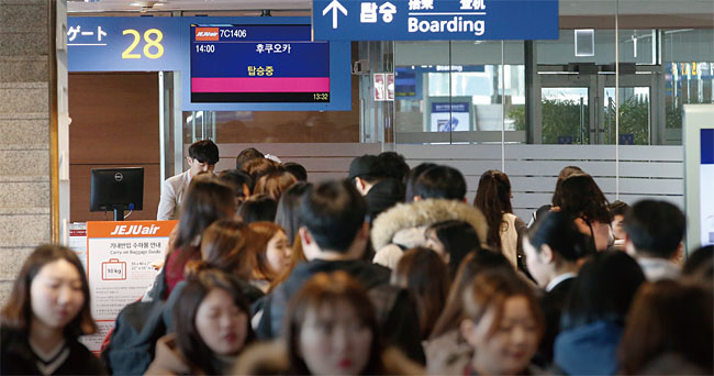 지난 2월 6일 인천국제공항에서 일본 후쿠오카행 비행기 탑승을 기다리는 사람들. ⓒphoto 성형주 조선일보 기자