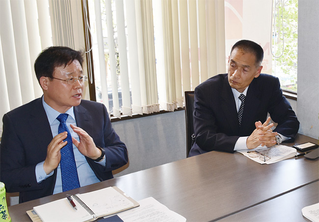 사카이씨가 일본 도쿄를 찾은 유동열 자유민주연구원장(왼쪽)과 북핵 문제에 관한 대화를 나누고 있다.