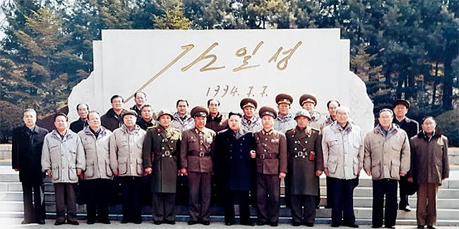 2012년 3월 판문점을 방문한 김정은이 김일성 친필비 앞에서 당정군 간부들과 기념촬영하고 있다. ⓒphoto KCNA